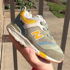 7c New Balance Kids' Gray, Yellow white and Blue Sneaker 997h